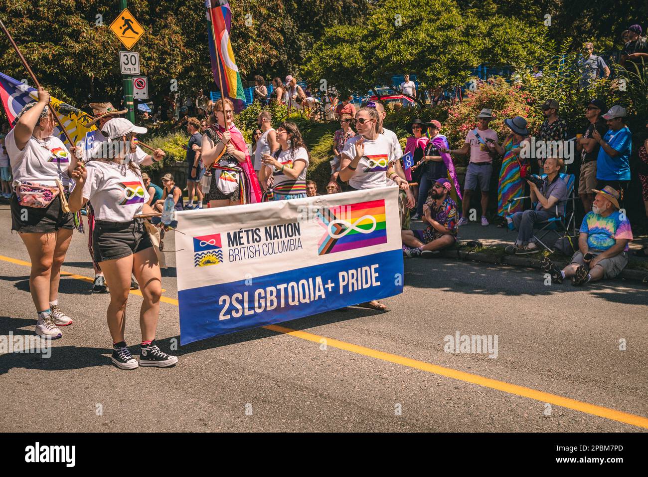 Vancouver, Canada - Luglio 31,2022: Durante la Parata Pride, un gruppo di persone della nazione Metis cammina su Pacific Street Foto Stock