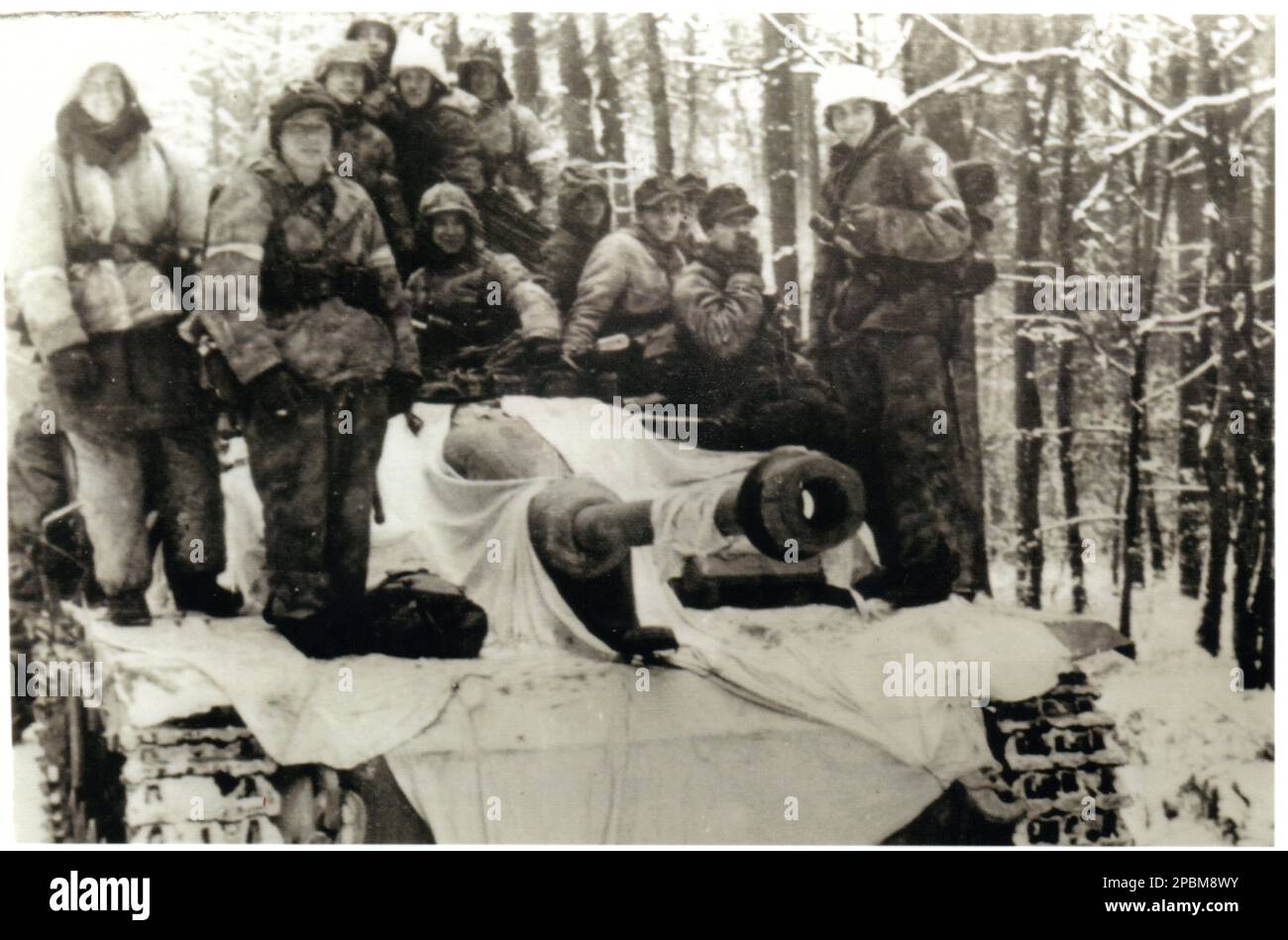 Guerra mondiale due foto B&N truppe tedesche spesse vestiti invernali su uno Sturmgeschuetz (pistola d'assalto) durante l'offensiva delle Ardenne 1944/45 Foto Stock