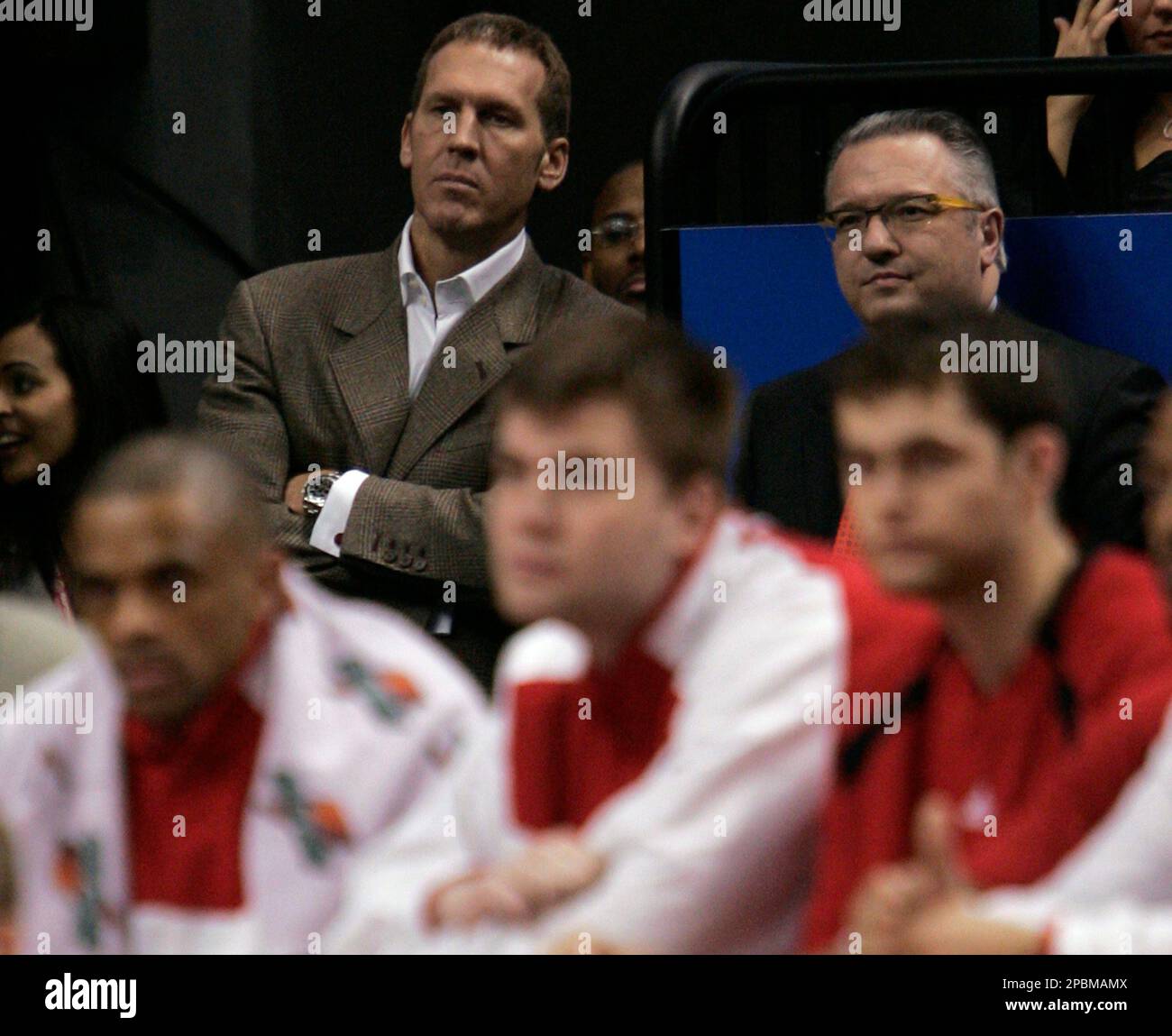 Toronto Raptors general manager Bryan Colangelo, back left, and vice-president and assistant GM Maurizio Gherardini watch as the Raptors take on the New York Knicks during NBA basketball action in Toronto, Sunday April 15, 2007. (AP PHOTO/CP, Adrian Wyld) CANADA Foto Stock