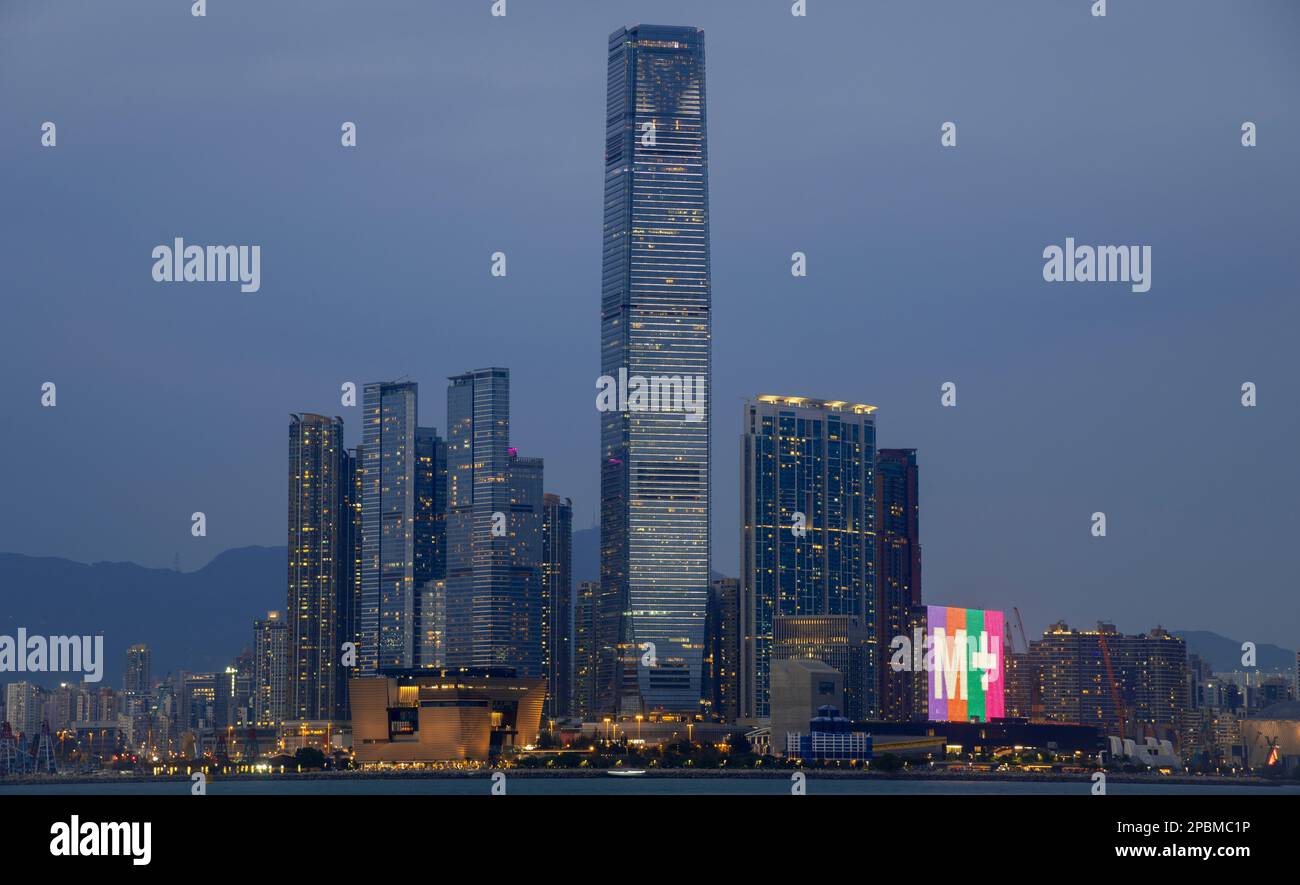 L'ICC International Commerce Centre e il nuovissimo museo M+ di cultura visiva di Hong Kong, Victoria Harbour, Hong Kong, Cina. Foto Stock