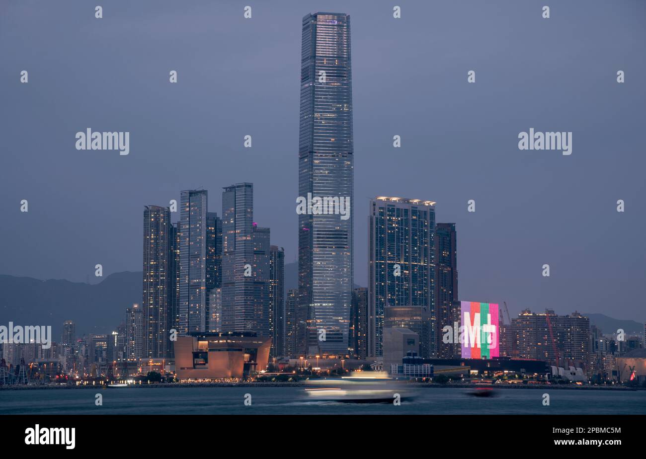 L'ICC International Commerce Centre e il nuovissimo museo M+ di cultura visiva di Hong Kong, Victoria Harbour, Hong Kong, Cina. Foto Stock