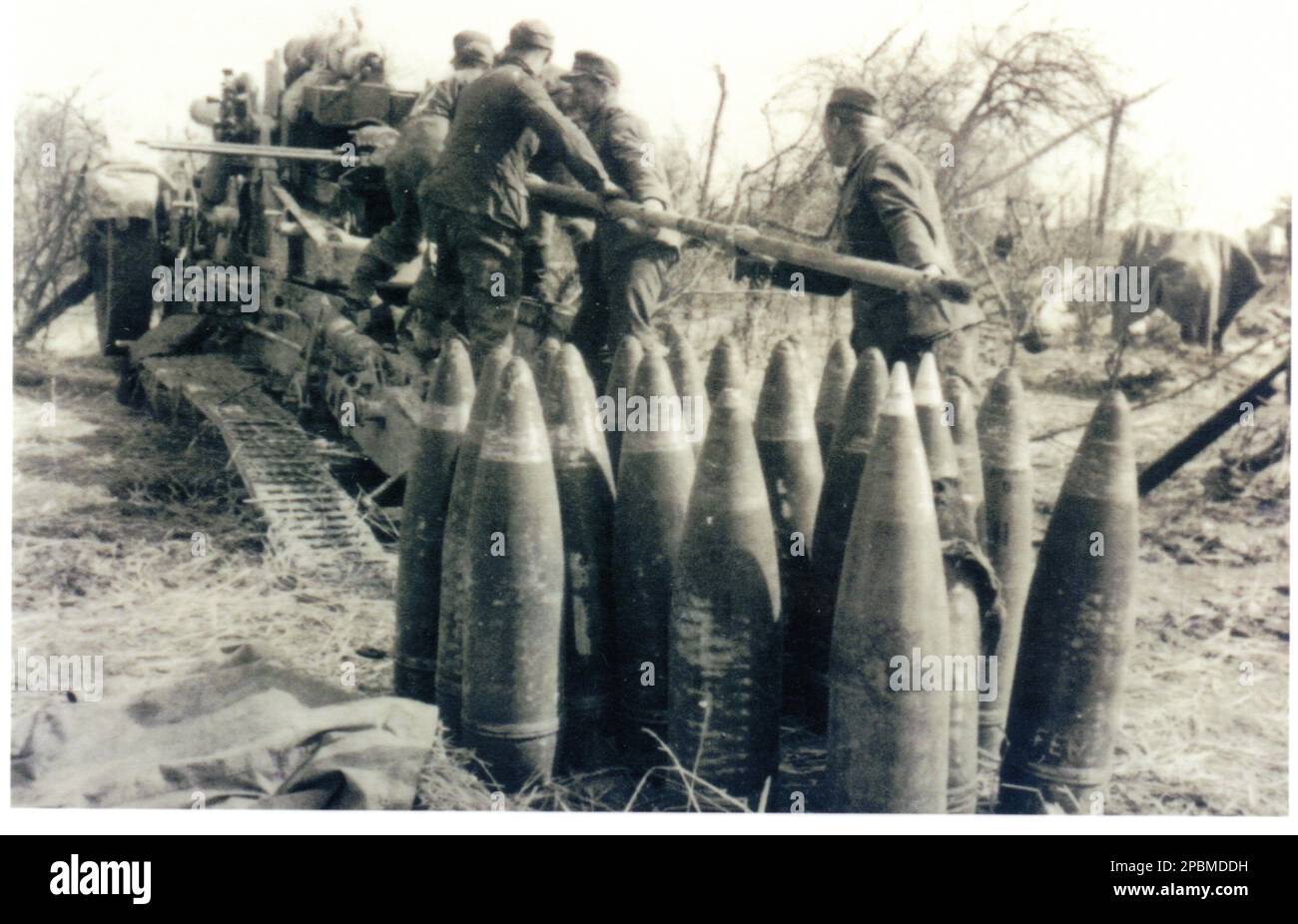 World War Two foto B&N l'artiglieria pesante tedesca è caricata sul fronte orientale 1944. I Gunners stanno sostenendo un assalto da parte delle truppe della SS Panzer Division Wiking Foto Stock