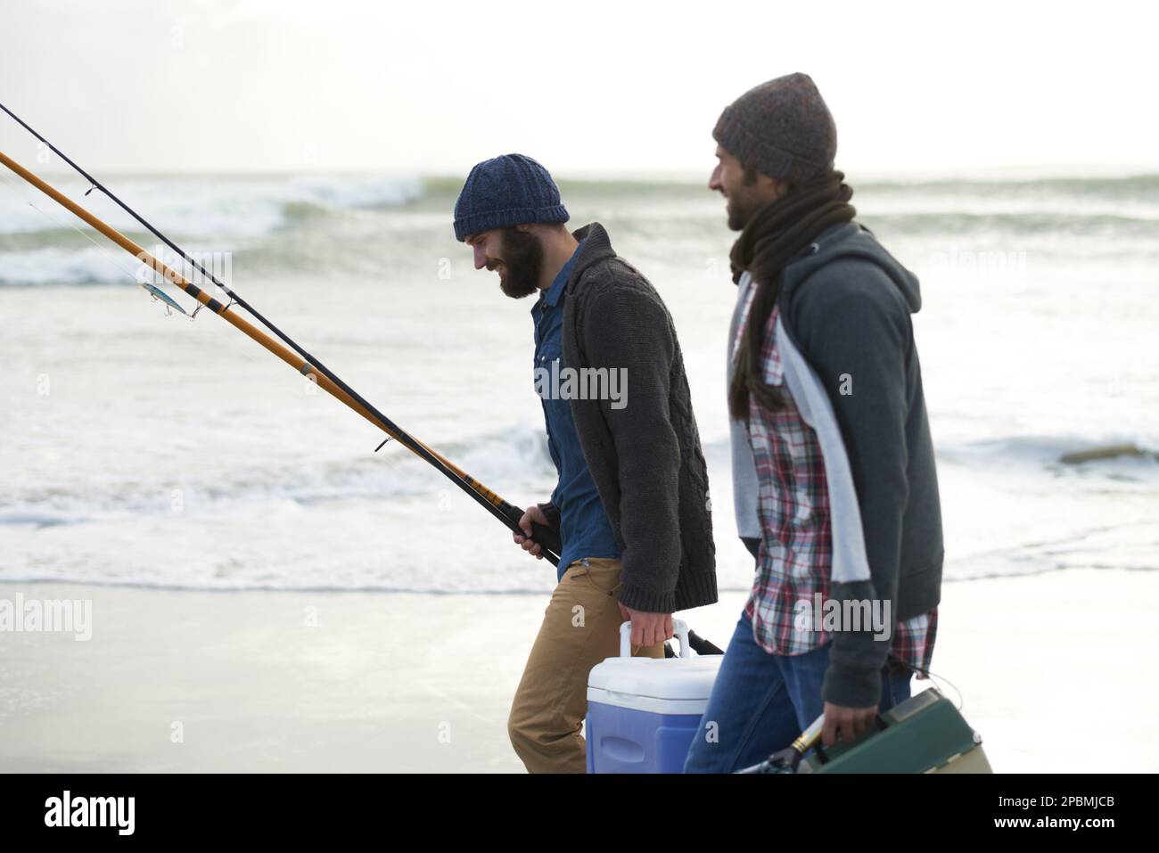Andato fishin. un due amici che vanno a pescare in una mattina presto overcast. Foto Stock