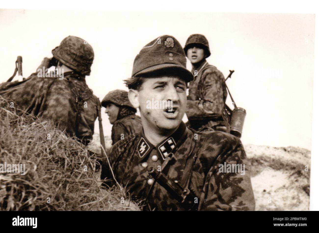 Seconda Guerra Mondiale Foto in bianco e nero truppe tedesche di un'unità Waffen SS nel 1944 .. Major Hack della Wking Panzer Division con alcuni dei suoi uomini in Camouflage Smocks sul fronte orientale Foto Stock