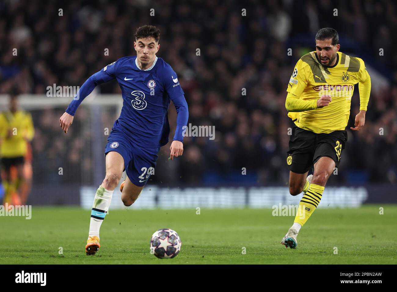 Stamford Bridge, Londra, Regno Unito, 07 marzo 2023 Kai Havertz del Chelsea FC è sfidato da Emre Can di Borussia Dortmund durante il Chelsea FC Foto Stock