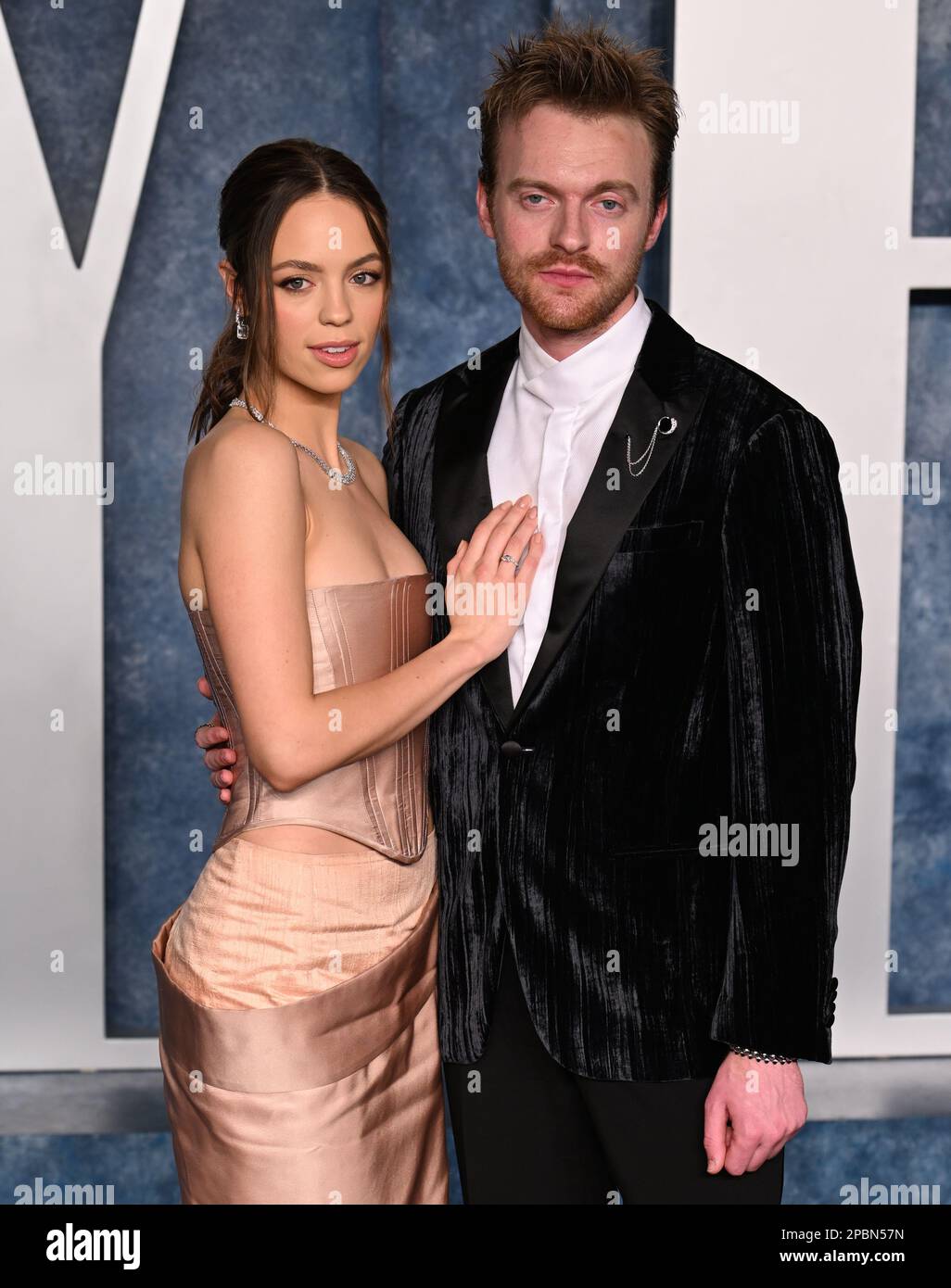 Finneas o'Connell e la sua partner Claudia Sulewski hanno partecipato al Vanity Fair Oscar Party tenutosi al Walis Annenberg Center for the Performing Arts di Beverly Hills, Los Angeles, California, USA. Data immagine: Domenica 12 marzo 2023. Foto Stock