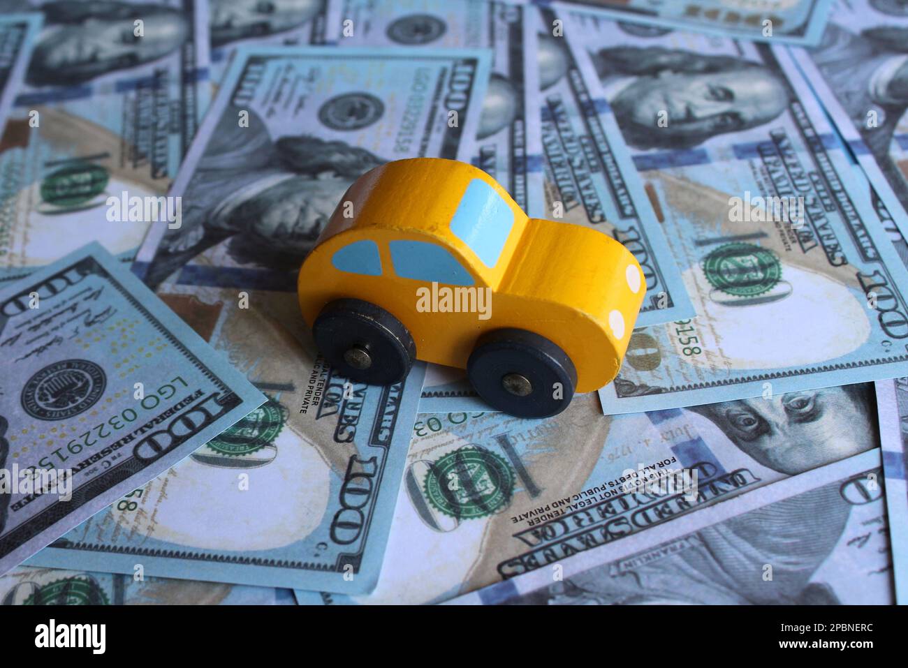 Immagine selettiva di auto e denaro. Concetto di industria automobilistica e dei trasporti Foto Stock