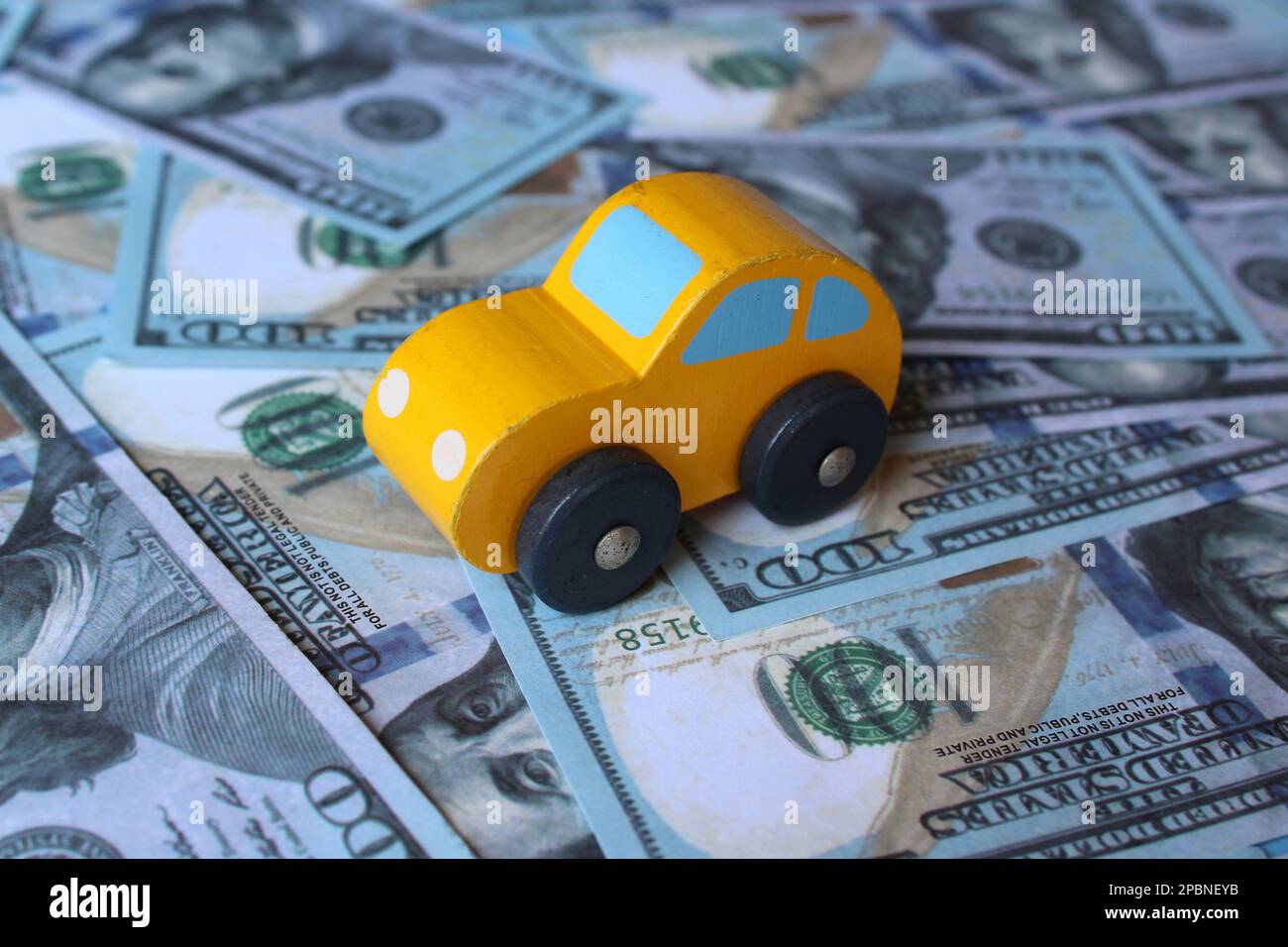 Immagine selettiva di auto e denaro. Concetto di industria automobilistica e dei trasporti Foto Stock