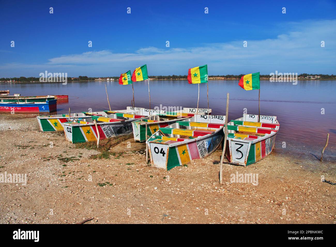 Barca sul lago Retba, Lac rosa vicino Dakar, Senegal, Africa occidentale Foto Stock