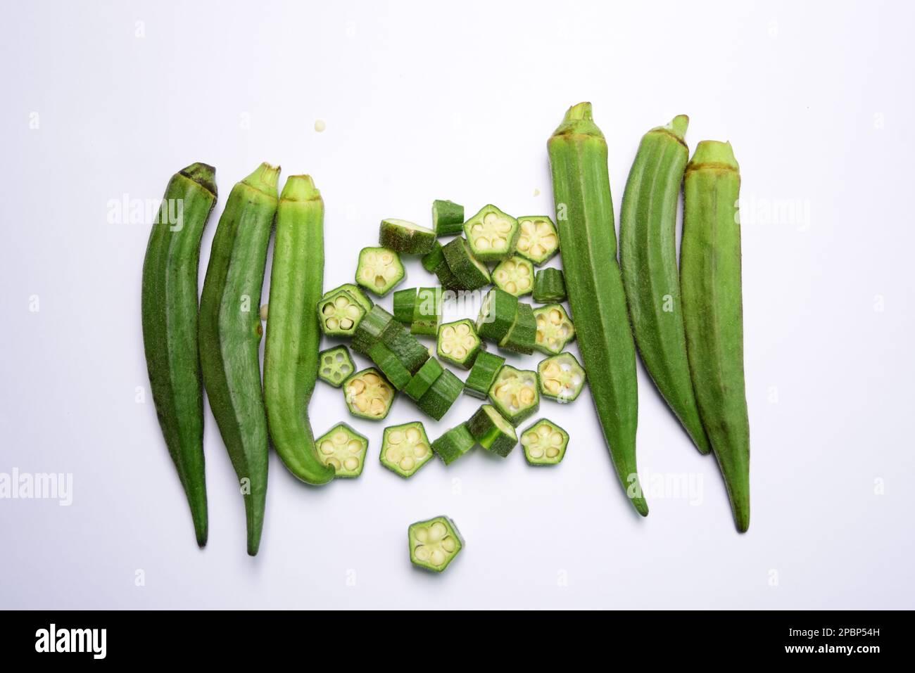 L'okra fresco isolato su sfondo bianco Foto Stock