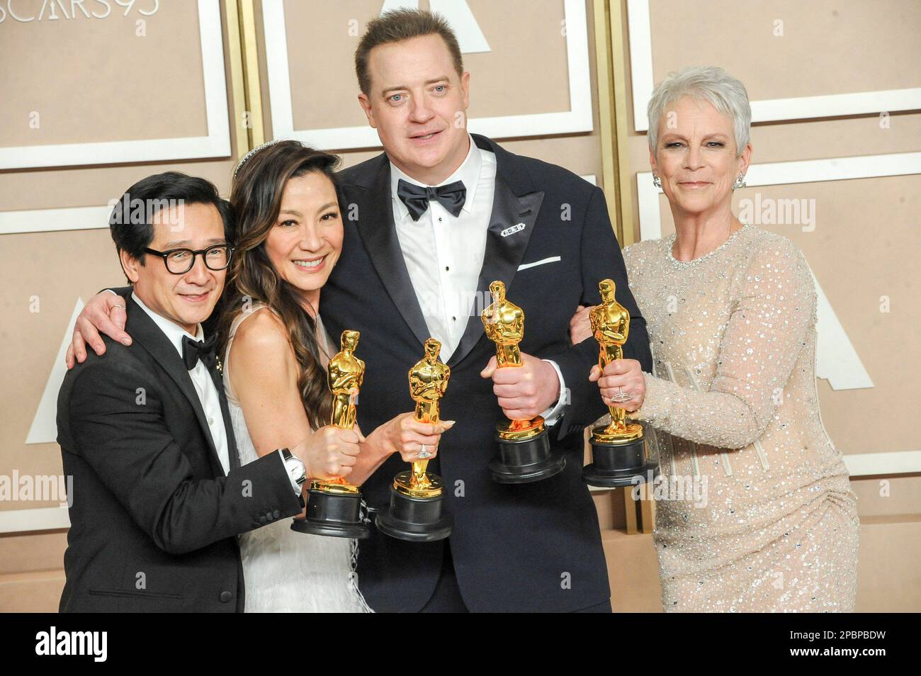 Los Angeles, California. 12th Mar, 2023. KE Huy Quan, Michelle Yeoh, Jamie Lee Curtis, Brendan Fraser nella sala stampa per 95th Academy Awards - Photo Room, Dolby Theatre, Los Angeles, CA 12 marzo 2023. Credit: Elizabeth Goodenough/Everett Collection/Alamy Live News Foto Stock