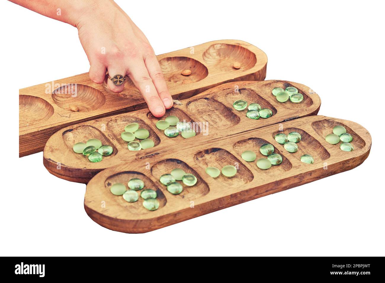Vari (Ovale) è un gioco di logica da tavolo per due della famiglia dei giochi di mancala, isolato su uno sfondo bianco. Le persone giocano un antico gioco da tavolo di Foto Stock