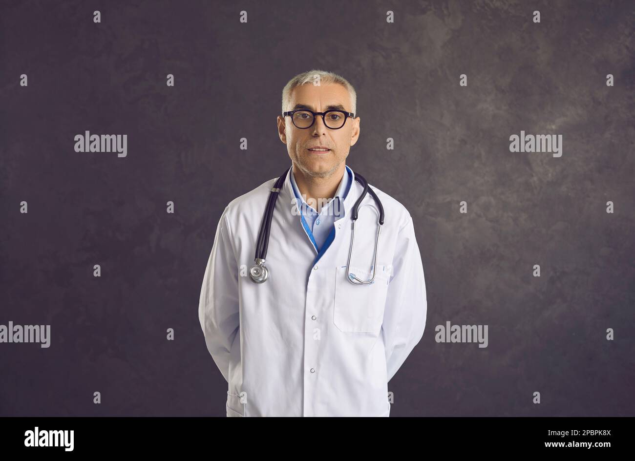 Ritratto di uomo maturo medico in uniforme medica bianca Foto Stock