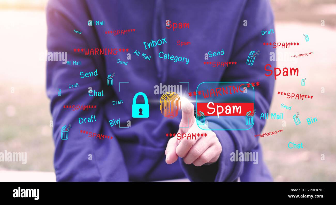 Il concetto di e-mail e virus informatici. Esaminate i concetti di sicurezza Internet, spam e e-marketing sullo schermo. Avvisi a comparsa relativi alla posta indesiderata. Foto Stock