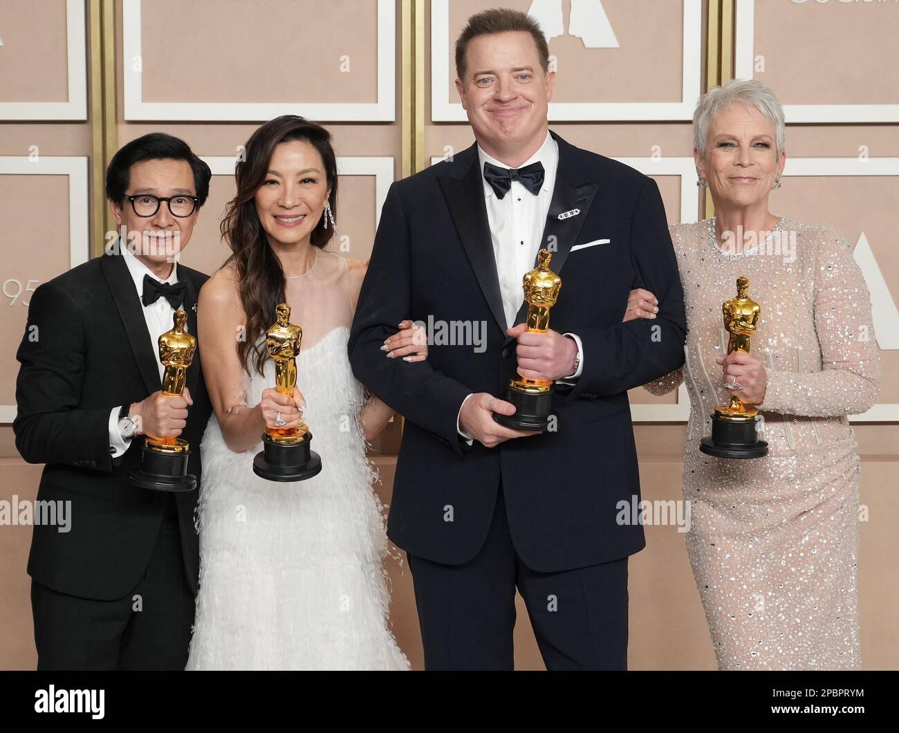 Los Angeles, California, Stati Uniti. 12th Mar, 2023. (L-R) Ke Huy Quan, vincitore del premio Best Actor in A Supporting role, Michelle Yeoh, vincitore del premio Best Actress in a Leading role Award, Brendan Fraser, vincitore del premio Best Actor in a Leading role Award per 'The Whale', e Jamie Lee Curtis, Vincitore del premio Best Supporting attress per 'Everything Everywhere All At Once', in posa per le foto nella sala stampa ai 95th Academy Awards tenuti dall'Academy of Motion Picture Arts and Sciences al Dolby Theatre di Los Angeles, CA il 12 marzo 2023. (Foto di Sthanlee B. Mirador/Sipa USA) Cred Foto Stock