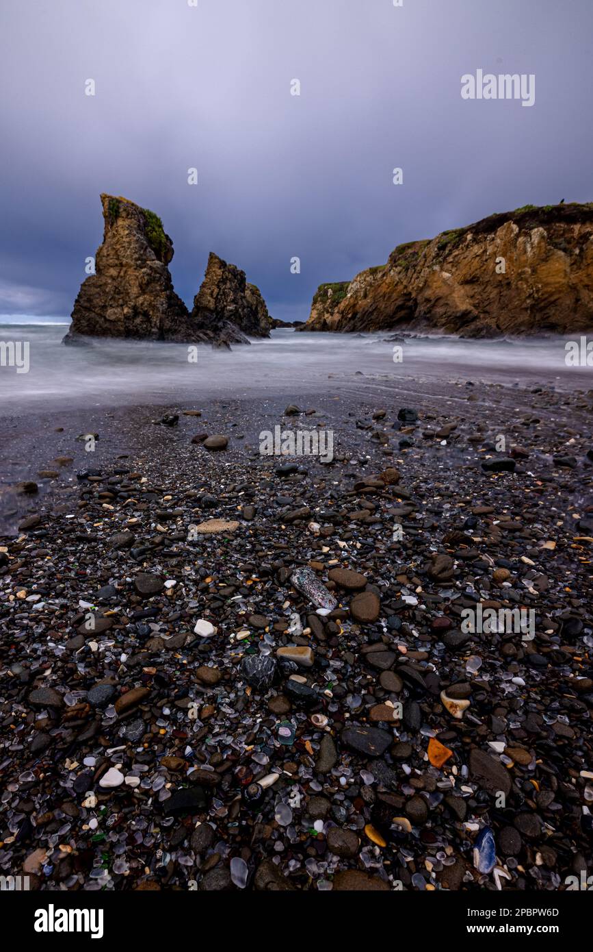 Lunga esposizione di cataste di mare a Glass Beach a Fort Bragg, California Foto Stock