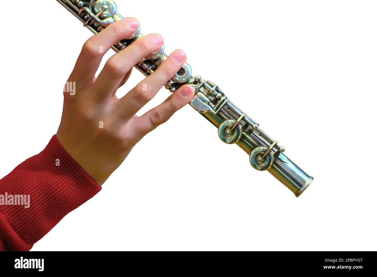La donna tiene un grande flauto da concerto (in mani ravvicinate), isolato su uno sfondo bianco. Musicista professionista alla prova Foto Stock