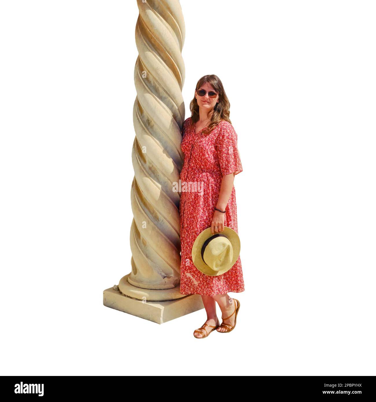 Una donna si trova accanto alle colonne a spirale ritorte di un tempio medievale francese a Cartagine, Tunisia, isolato su uno sfondo bianco Foto Stock