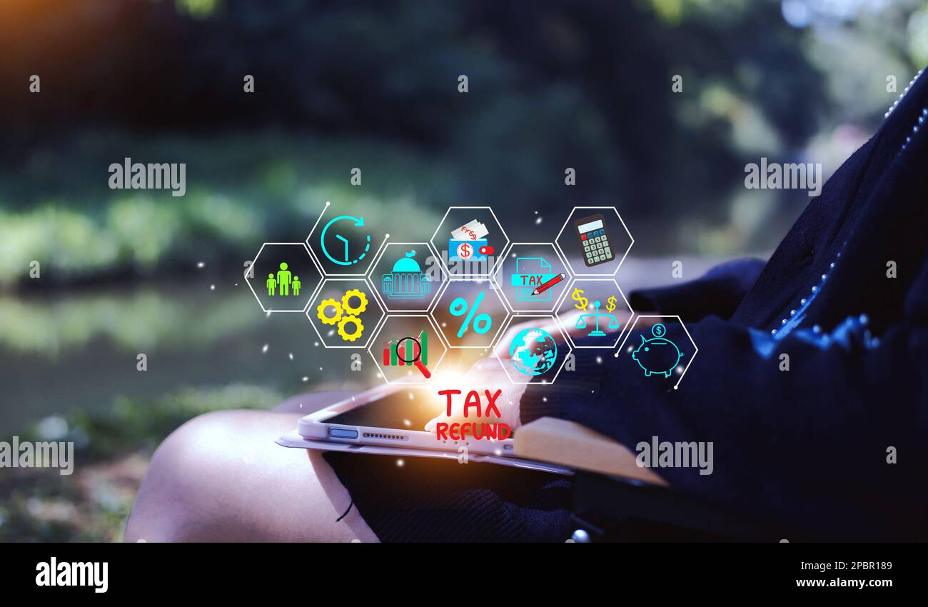 Concetto di imposte pagate da individui e società come IVA, imposte sul reddito e imposte sulla proprietà analisi dei dati, documentazione, ricerca finanziaria. Sfondo Foto Stock