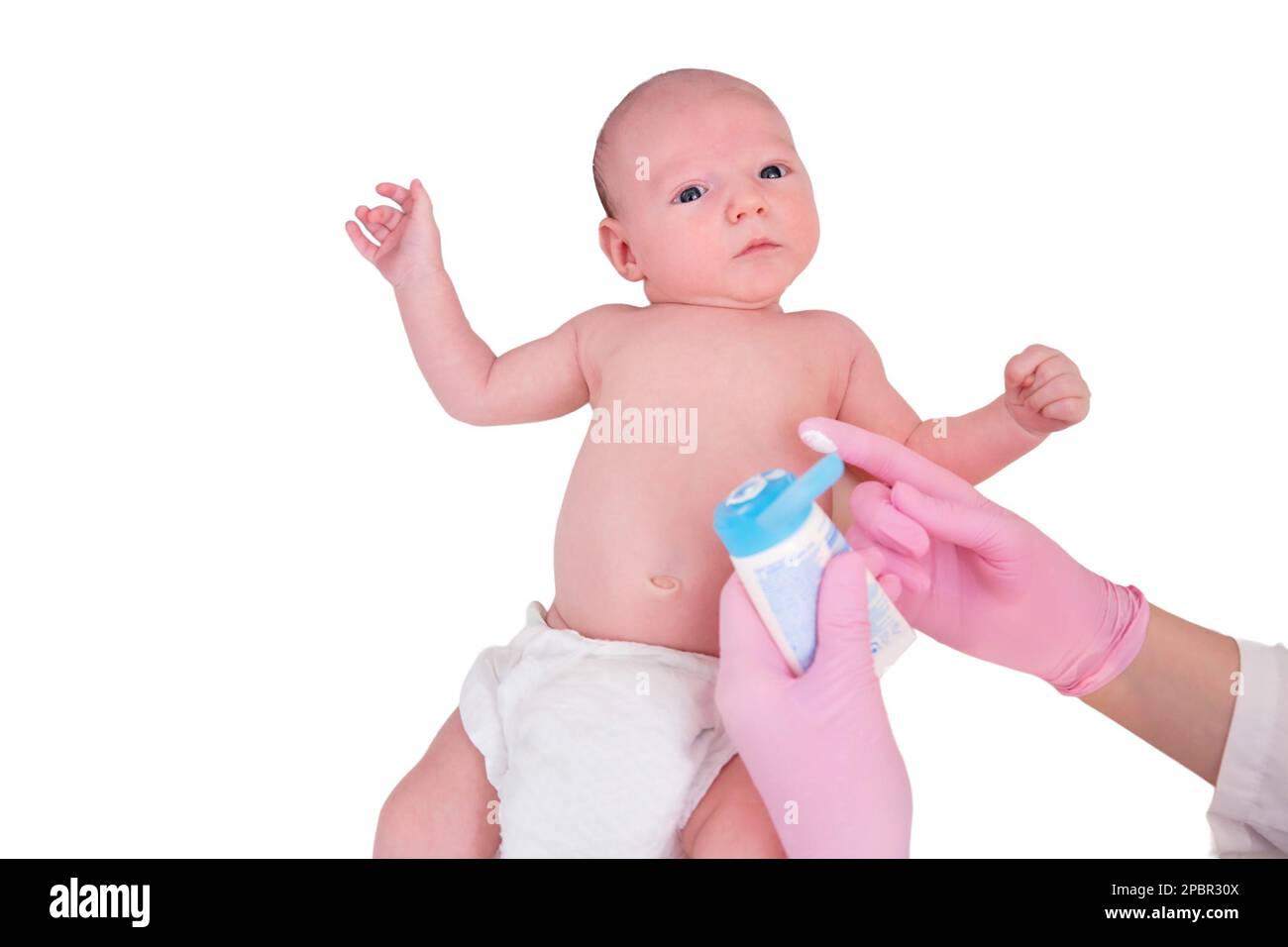 Il medico spalma una crema sulla pelle di un neonato, isolata su uno sfondo bianco. Infermiere dermatologo in uniforme Foto Stock