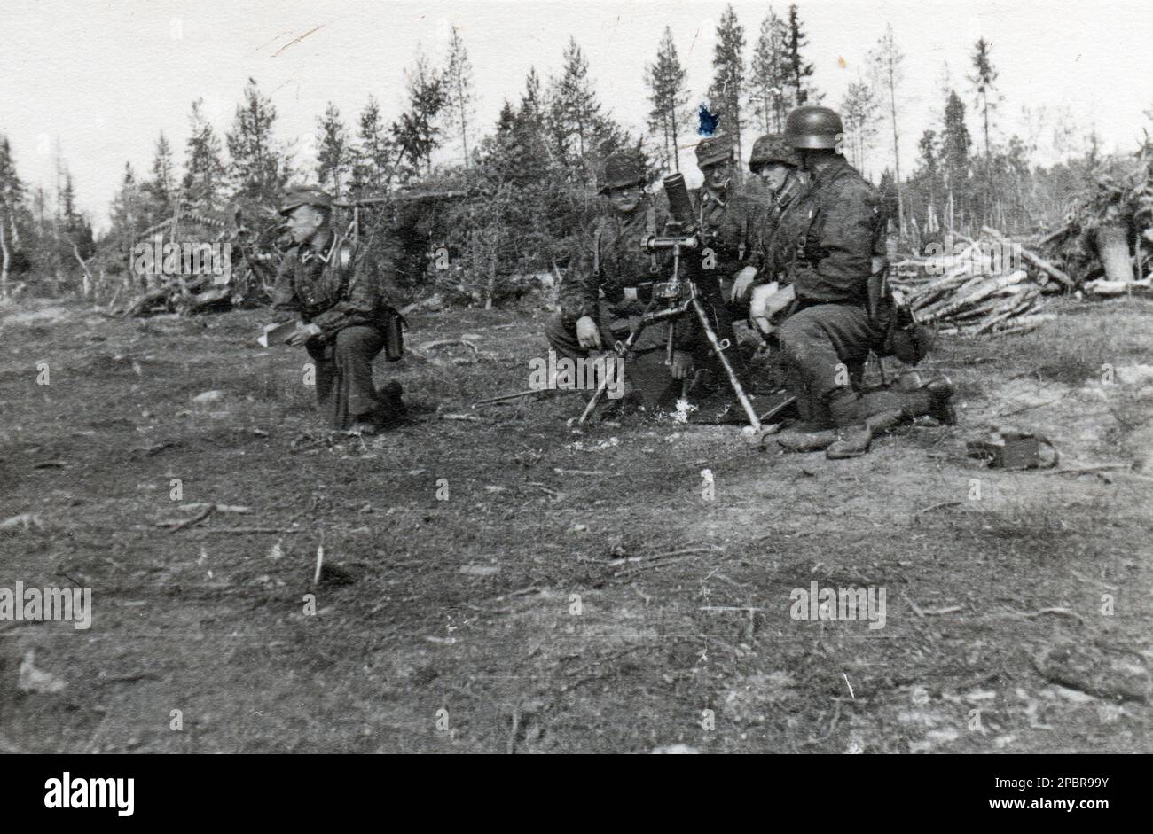 Guerra mondiale due foto B&N soldati tedeschi in Camo Smocks con un mortaio 8cm sul settore settentrionale del fronte russo 1942. Si tratta di una foto privata scattata da un membro della divisione 6th SS Mountain dell'Army Group North Foto Stock