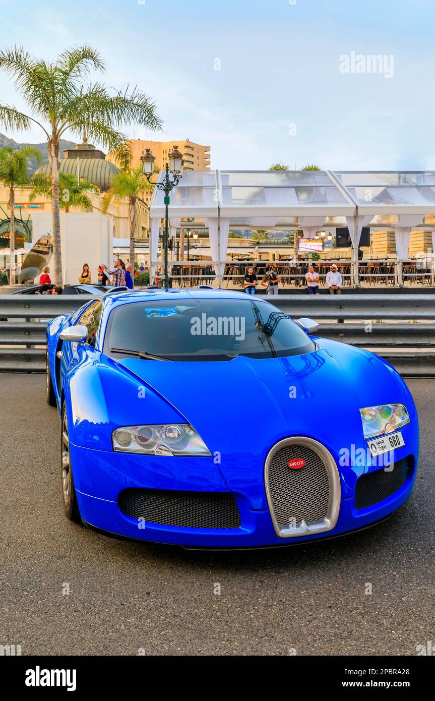 Monte Carlo, Monaco - 27 maggio 2022: Blue Bugatti Veyron 16,4 Luxury Supercar di fronte al famoso Casinò di Monte Carlo e all'Hotel de Paris Foto Stock