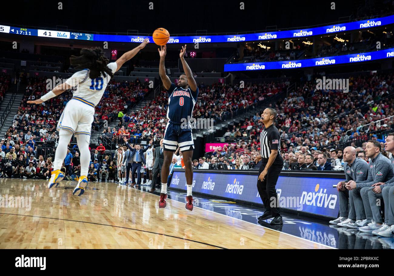 Marzo 11 2023 Las Vegas, NV, U.S.A. La guardia dell'Arizona Courtney Ramey (0) spara la palla durante il campionato di pallacanestro degli uomini NCAA PAC 12 tra gli Arizona Wildcats e gli UCLA Bruins. L'Arizona ha battuto UCLA 61-59 per il campionato PAC 12 alla T Mobile Arena di Las Vegas, Nevada. Thurman James/CSM Foto Stock