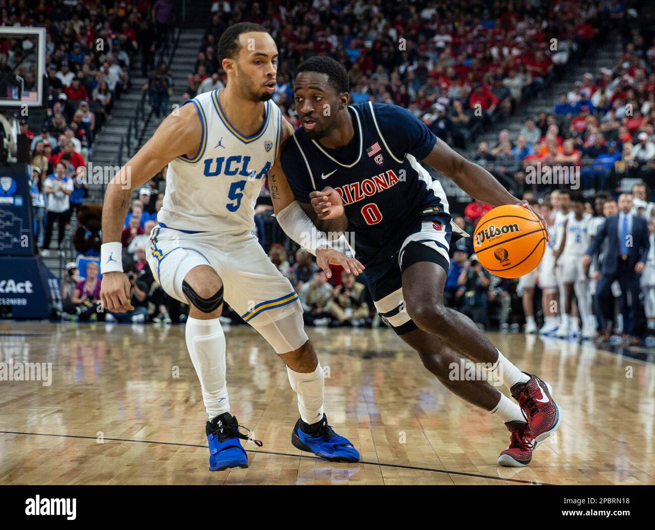Marzo 11 2023 Las Vegas, NV, U.S.A. La guardia dell'Arizona Courtney Ramey (0) va in campo durante il NCAA PAC 12 Men's Basketball Tournament Championship tra gli Arizona Wildcats e gli UCLA Bruins. L'Arizona ha battuto UCLA 61-59 per il campionato PAC 12 alla T Mobile Arena di Las Vegas, Nevada. Thurman James/CSM Foto Stock
