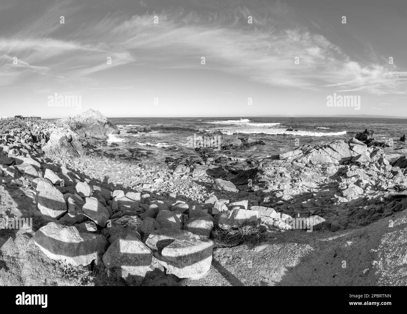 Scenografica spiaggia vuota Pebble Beach vicino a Monterey al tramonto Foto Stock