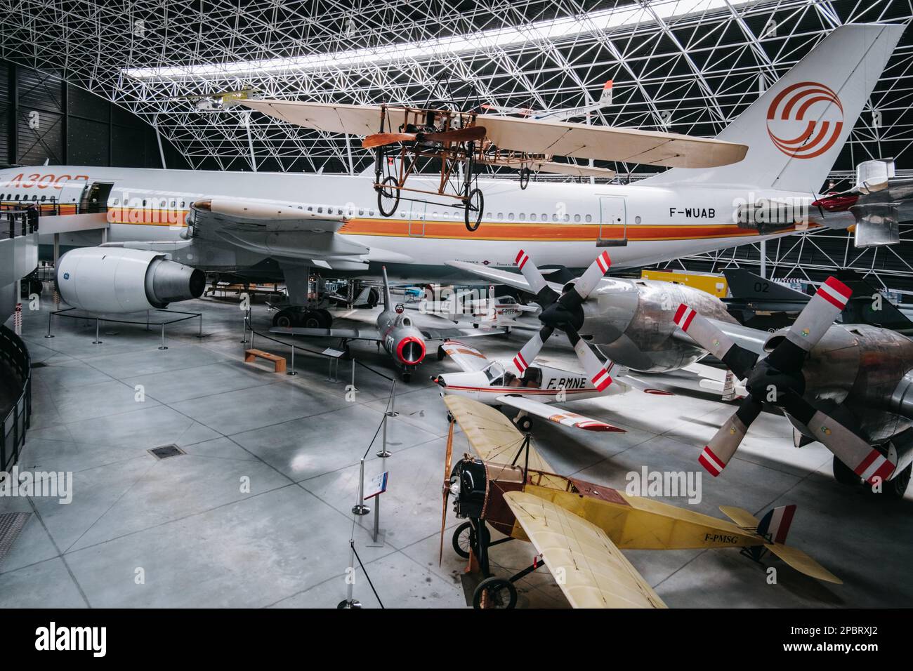L'hangar e la collezione di aerei del museo Aeroscopia vicino a Tolosa nel sud della Francia (Haute Garonne) Foto Stock