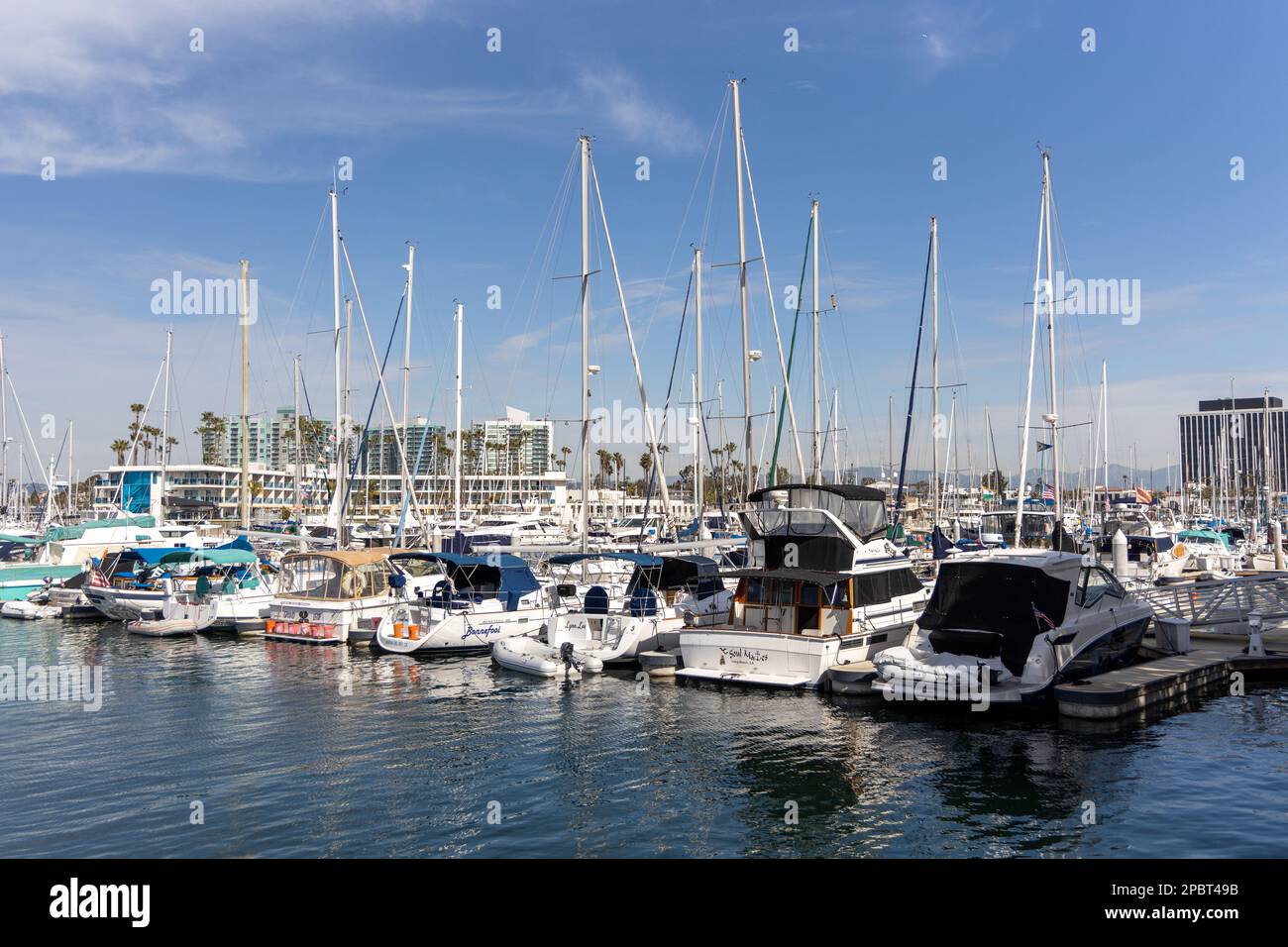 Gli yacht attraccati nel porto turistico di Marina del Ray California il 4th 2023 febbraio Foto Stock