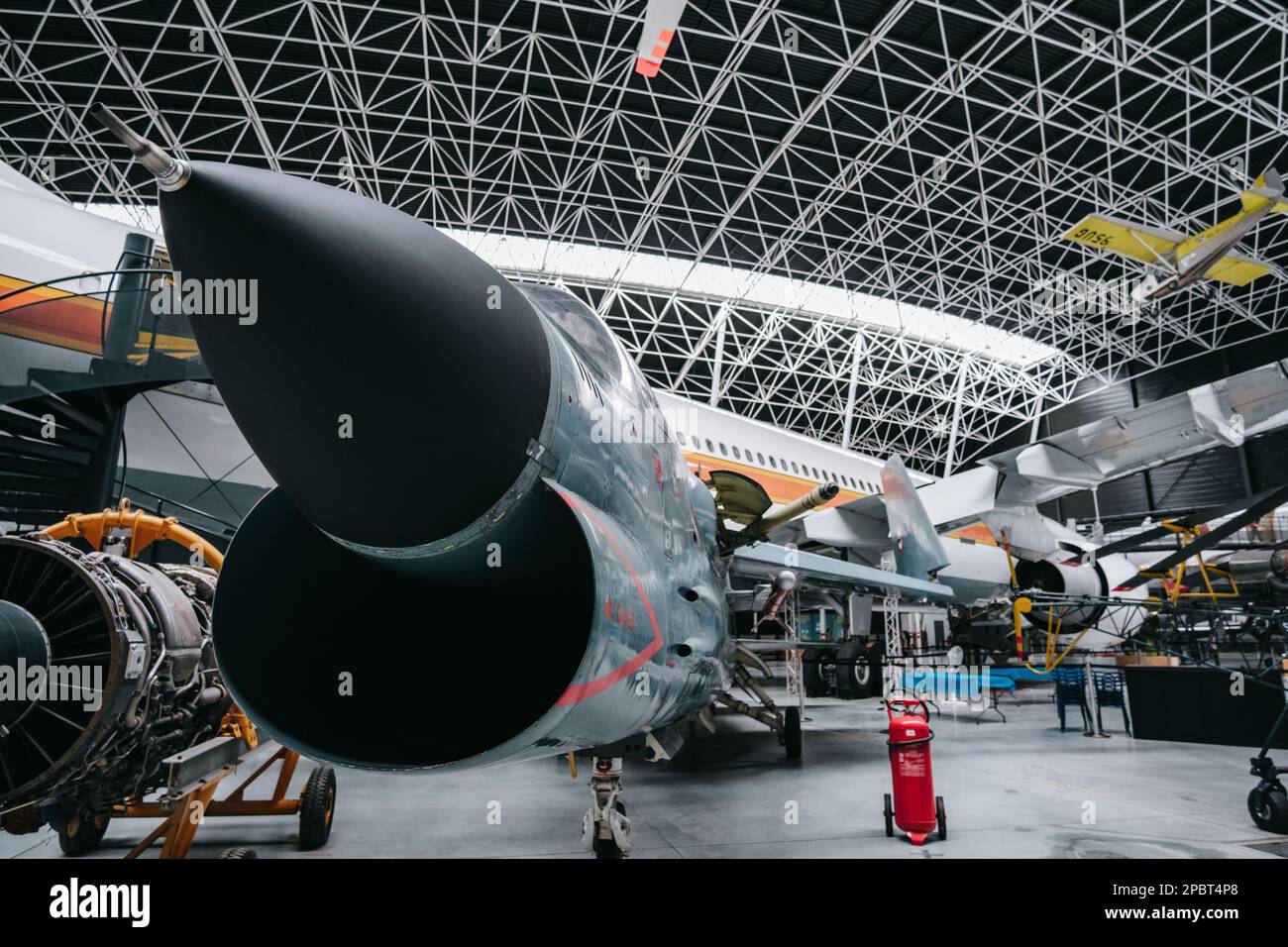 Il naso del velivolo militare del Crociato F-8 all'interno dell'hangar del museo Aeroscopia vicino a Tolosa (sud della Francia) Foto Stock