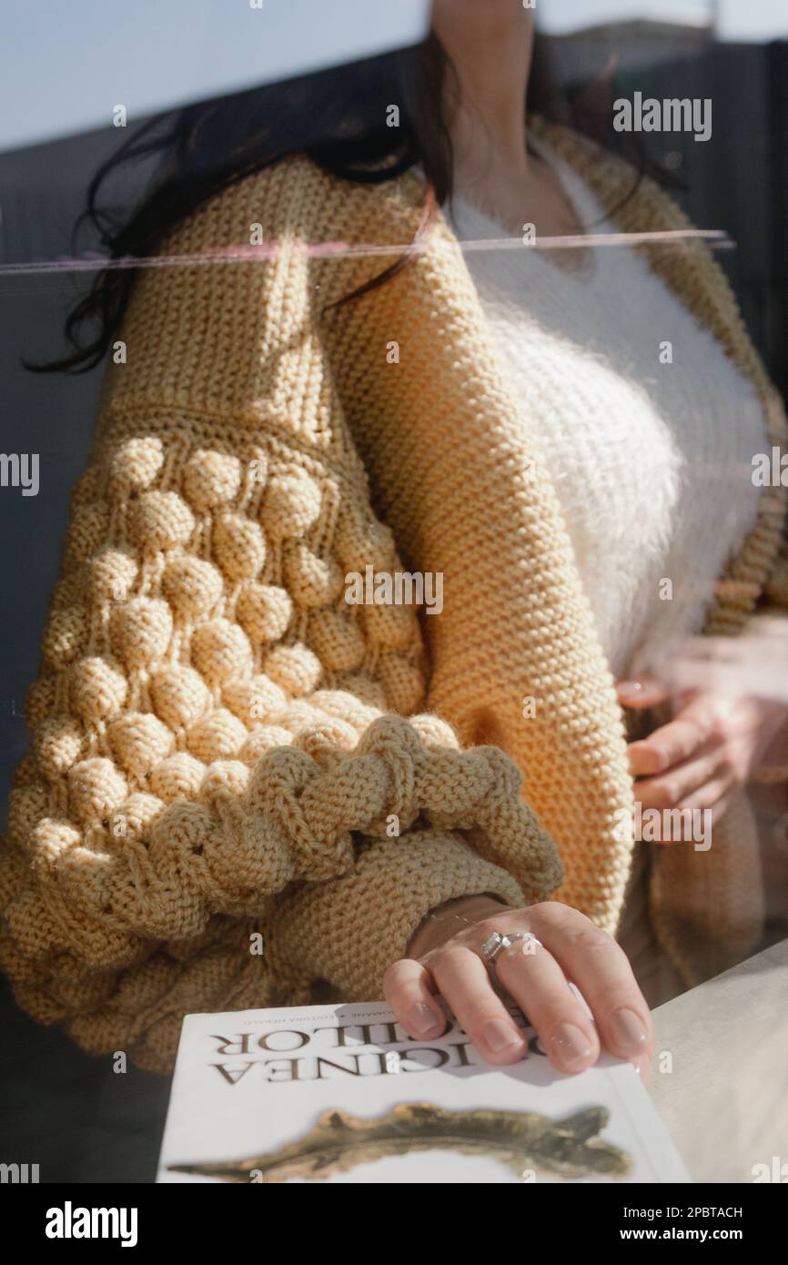 Ragazza cute che indossa un certo vestito lavorato a maglia Foto Stock