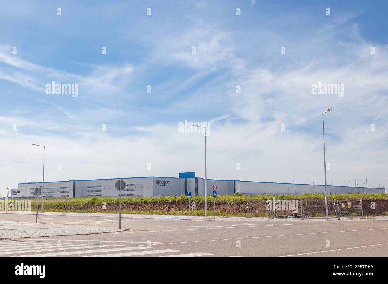 Badajoz, Spagna - 12th marzo 2023. Amazon centro di logistica edificio a Badajoz, Spagna Foto Stock