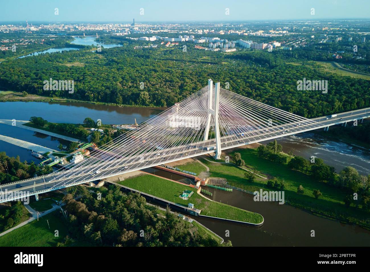 Vista aerea del ponte Redzinski sul fiume Odra nella città di Breslavia, Polonia. Grande ponte cavo rimasto con il traffico di auto in città europea, uccello occhio v Foto Stock