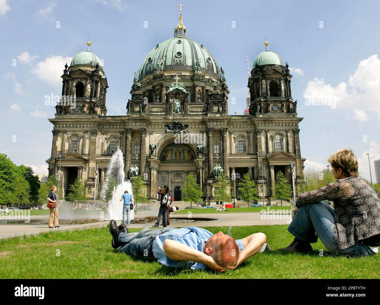 ** ARCHIV ** Zwei Touristen aus Holland geniessen am 4. Mai 2006 die