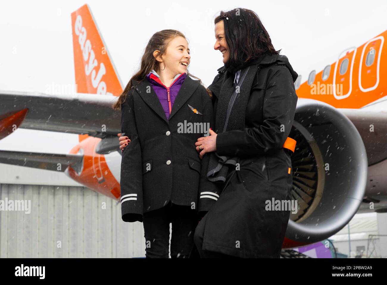 SOLO USO EDITORIALE pilota Debbie Thomas e sua figlia Harriet Thomas durante una campagna per la Festa della mamma di easyJet per aumentare la consapevolezza delle opportunità di carriera STEM nell'aviazione e nelle professioni in cui le donne sono sottorappresentate in tutto il settore. Data di emissione: Lunedì 13 marzo 2023. Foto Stock