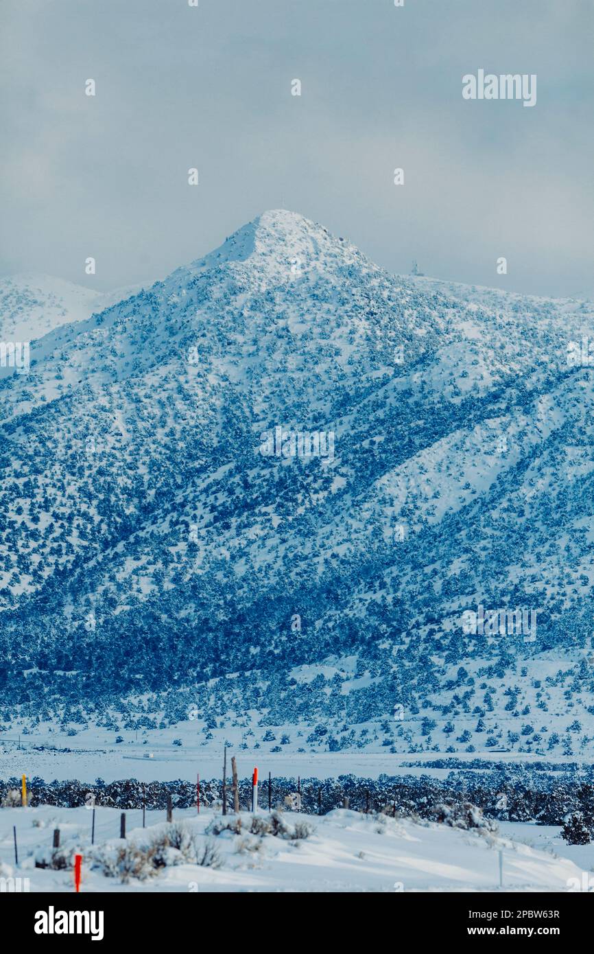 Un'aspra montagna dello Utah si erge in lontananza. Foto Stock