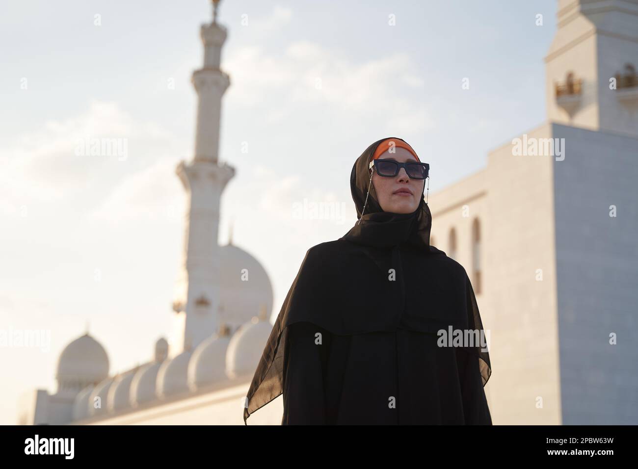 La donna europea sta facendo un giro turistico in un paese arabo in abiti nazionali. Foto Stock