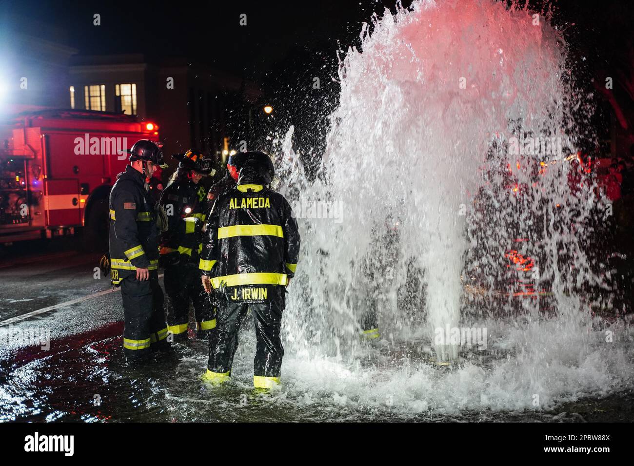 Alameda, Stati Uniti. 12th Mar, 2023. I vigili del fuoco lavorano sull'idrante. Un idrante antincendio situato sulla strada a Central Ave in Alameda, California, è stato schiacciato da un'auto il 12 marzo. L'acqua sotto l'idrante del fuoco uscì e allagò la strada. I vigili del fuoco dell'Alameda hanno risposto per risolvere questo problema e hanno impedito all'acqua di uscire. Credit: SOPA Images Limited/Alamy Live News Foto Stock