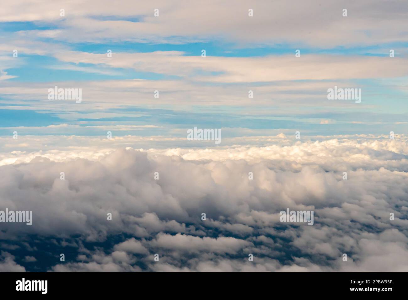 Vista aerea delle nuvole dalla finestra del mio aereo Foto Stock