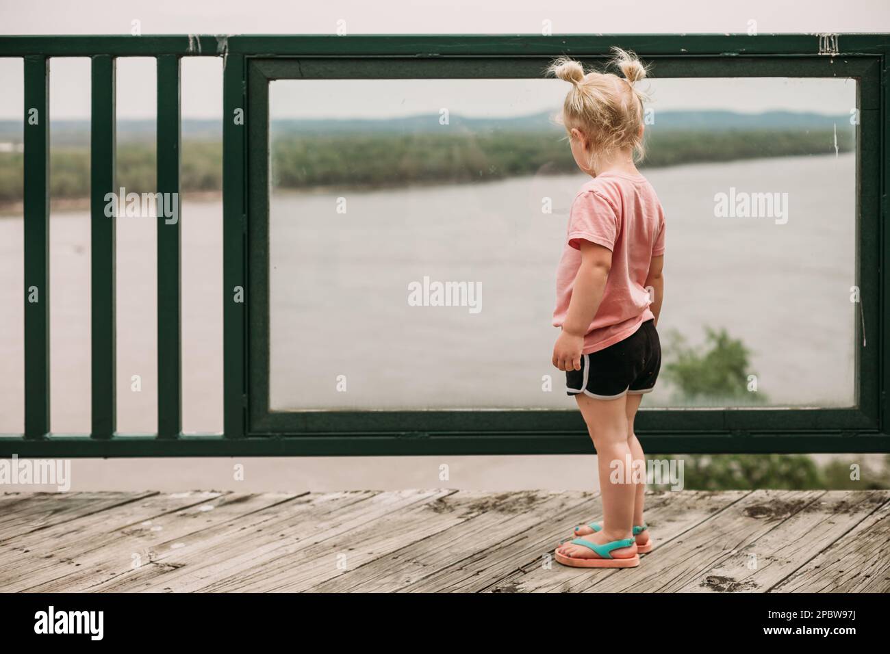 Persona che guarda il fiume da Overlook a Trail of Tears Foto Stock