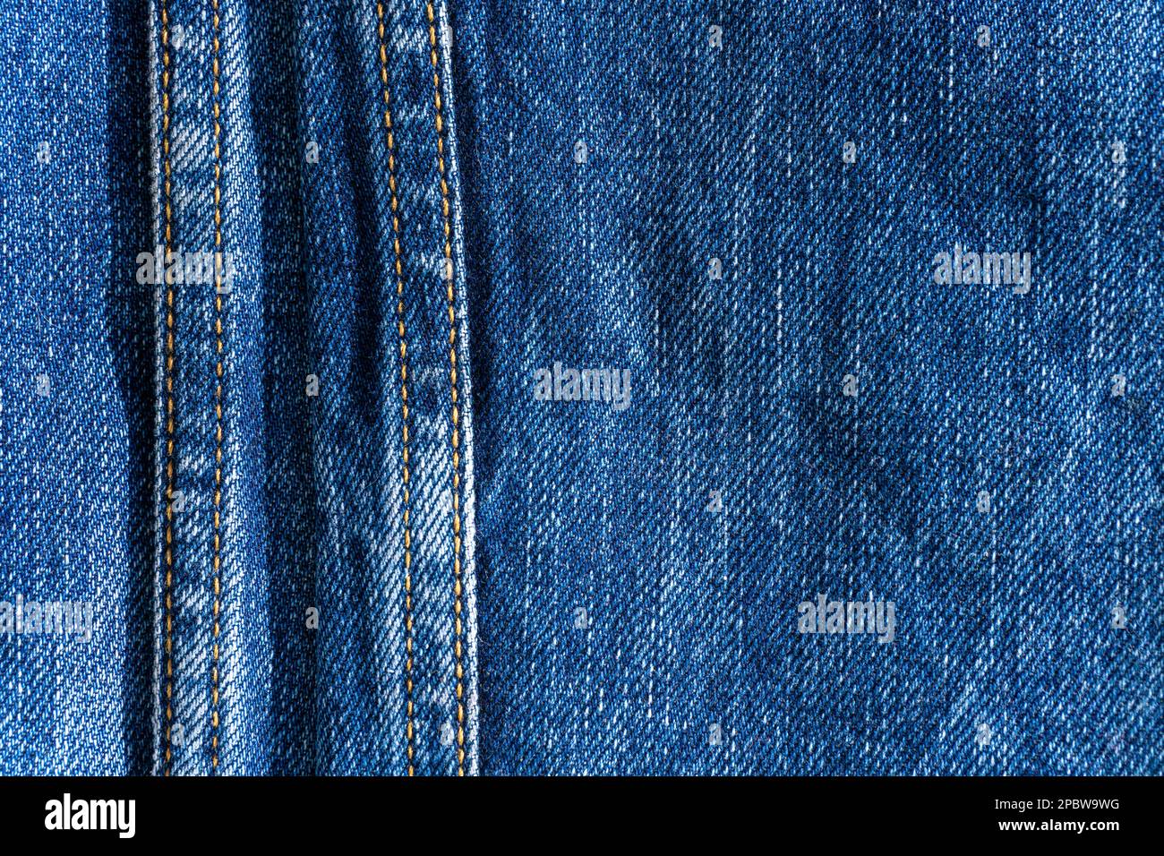 Denim blu con cuciture e macchie chiare da vicino Foto Stock