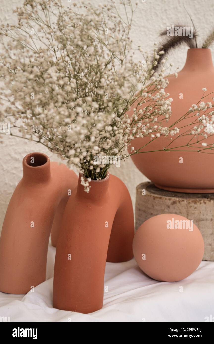 Vasi e oggetti di terracotta, colori pastello terracotta, con palafitta Foto Stock