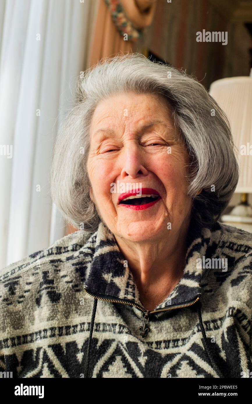 Ritratto di una nonna ridendo Foto Stock