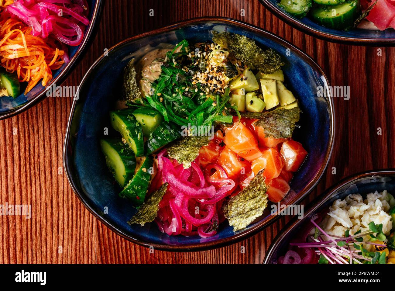 ciotola di poke hawaiano con verdure e riso Foto Stock