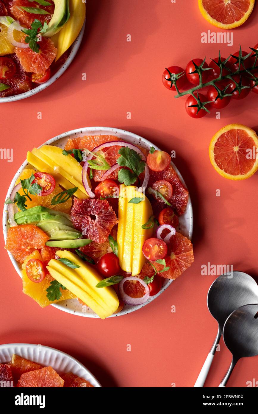 Insalata di agrumi e pomodori dai colori vivaci Foto Stock