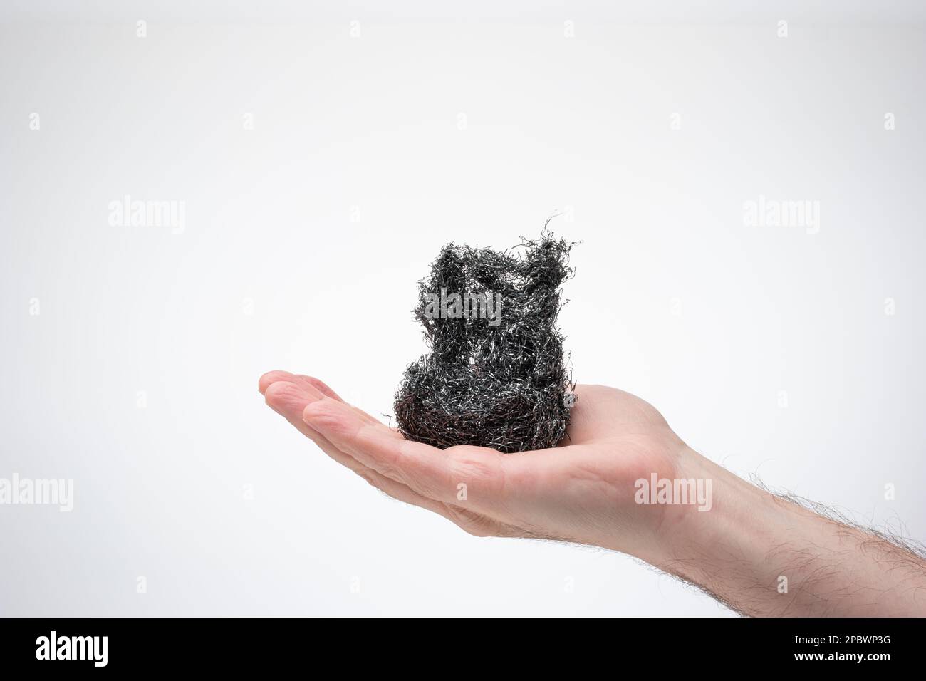 Vecchio usato su scrubber sporco del filo della cucina tenuto in mano da maschio caucasico. Primo piano ripresa in studio, isolata su sfondo bianco. Foto Stock