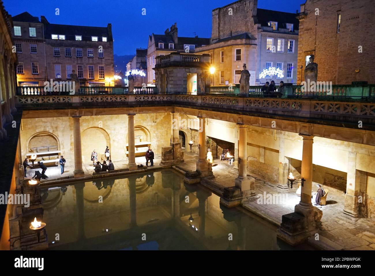Architettura esterna di 'The Roman Bath', museo interattivo pieno di molti tesori e sorgenti termali naturali pubbliche - Inghilterra, Regno Unito Foto Stock