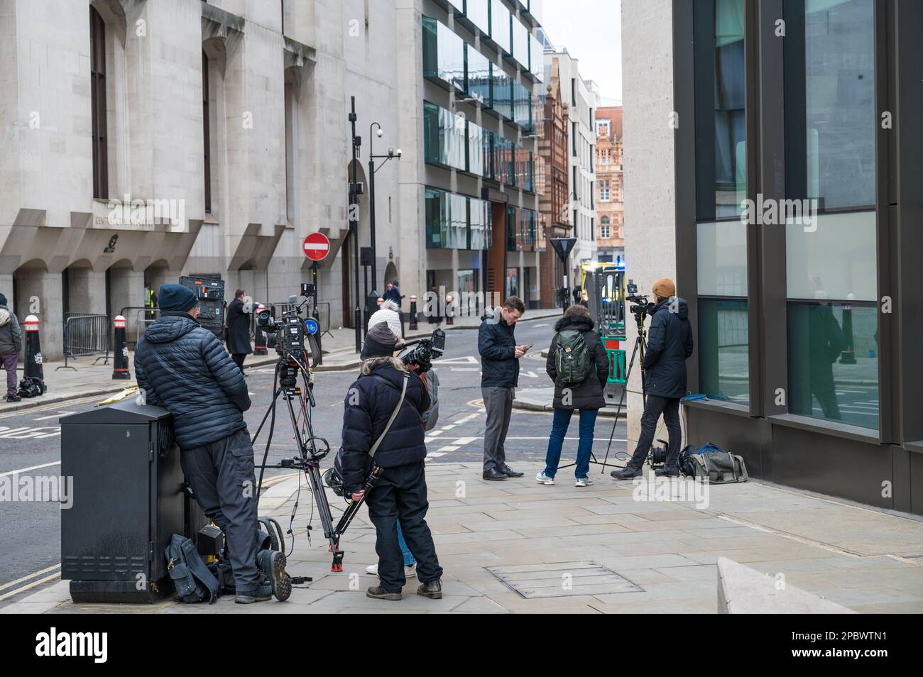 Gli equipaggi della macchina fotografica aspettano fuori dalla Corte penale Centrale di Old Bailey in attesa di verdetto da ulteriori accuse contro Wayne Couzens. Foto Stock